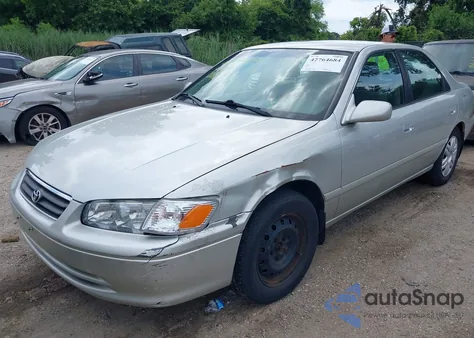 2001 Toyota Camry Le z USA, uszkodzony, nr VIN 4T1BG22K21U844495